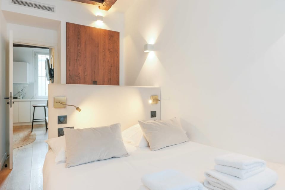 Bed, Kitchen or kitchenette, Bedroom, towels