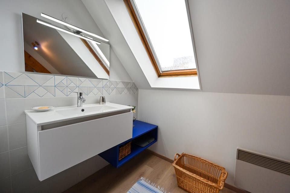 Bathroom, Internal: Not applicable to any particular room