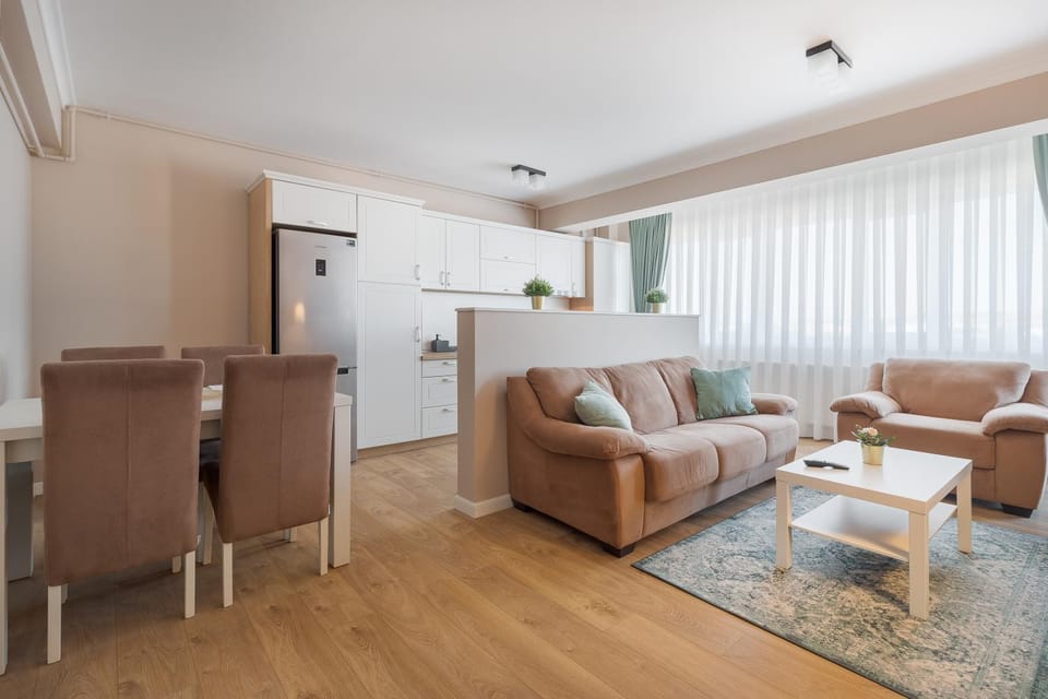 Kitchen or kitchenette, Living room, Seating area, Dining area