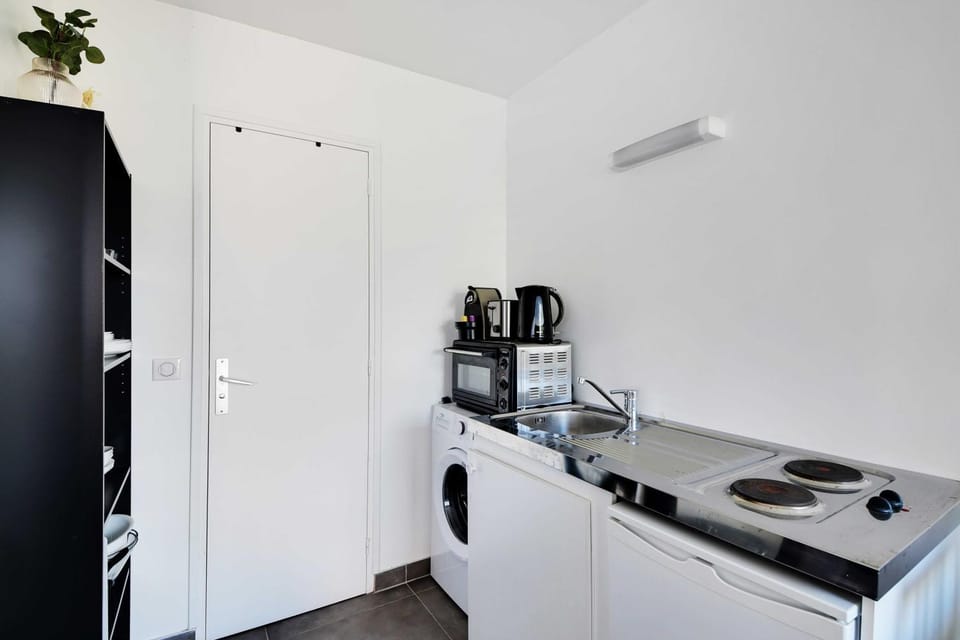 Coffee/tea facilities, Kitchen or kitchenette, microwave, stove, washing machine