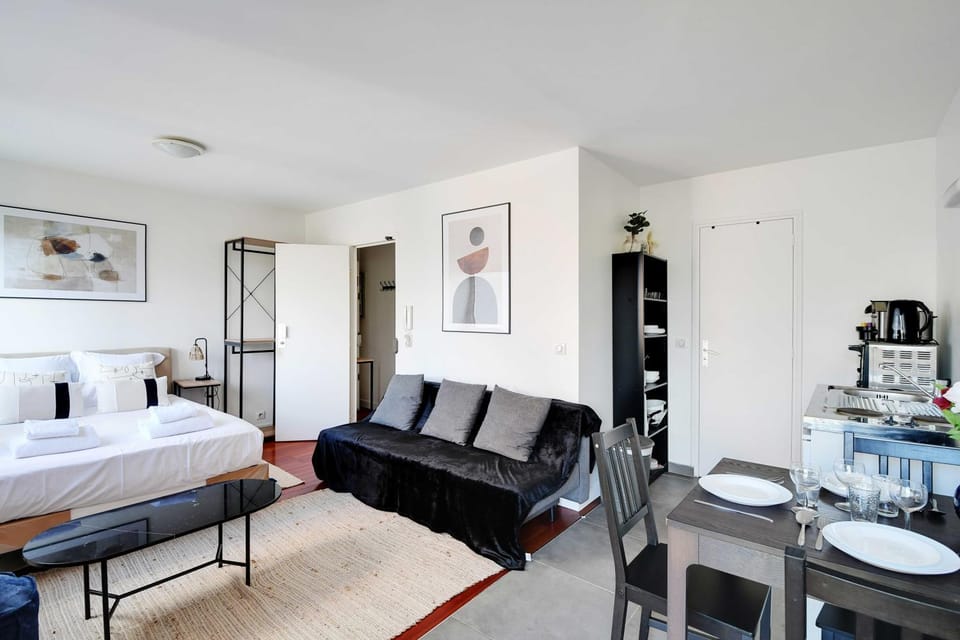 Bed, Kitchen or kitchenette, Living room, Dining area