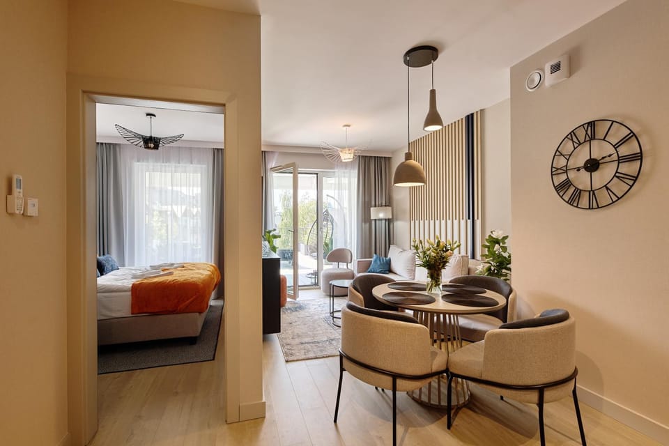 Bed, Living room, Photo of the whole room, Seating area, Dining area, Bedroom