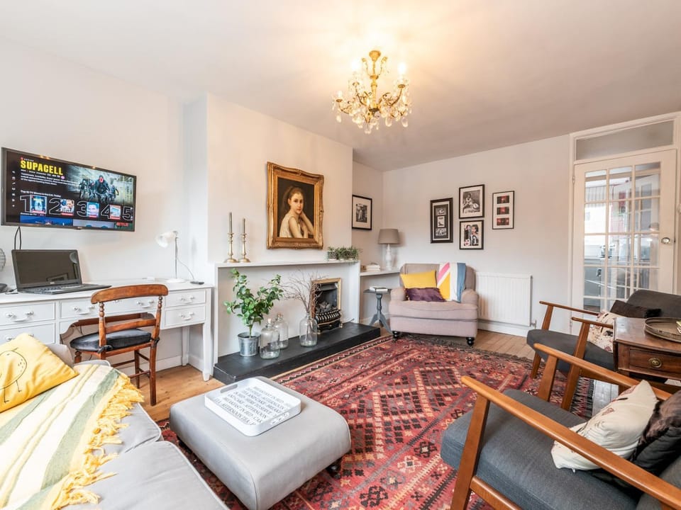Communal lounge/ TV room, TV and multimedia, Living room, Seating area, Evening entertainment