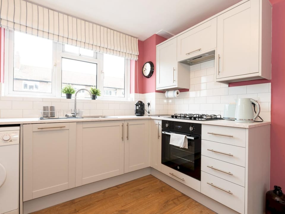 Coffee/tea facilities, Kitchen or kitchenette, oven, stove