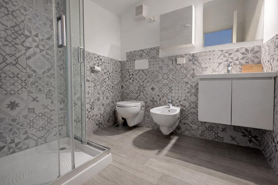 Shower, Toilet, Bathroom, bidet, towels