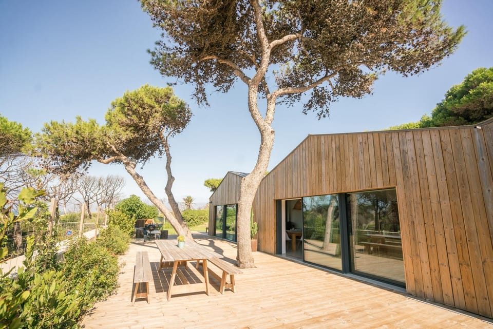 Property building, Patio, Day, Natural landscape, Garden, Balcony/Terrace, Dining area, Garden view