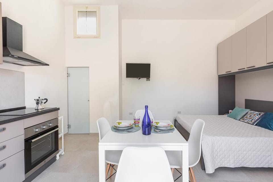Kitchen or kitchenette, Dining area, stove