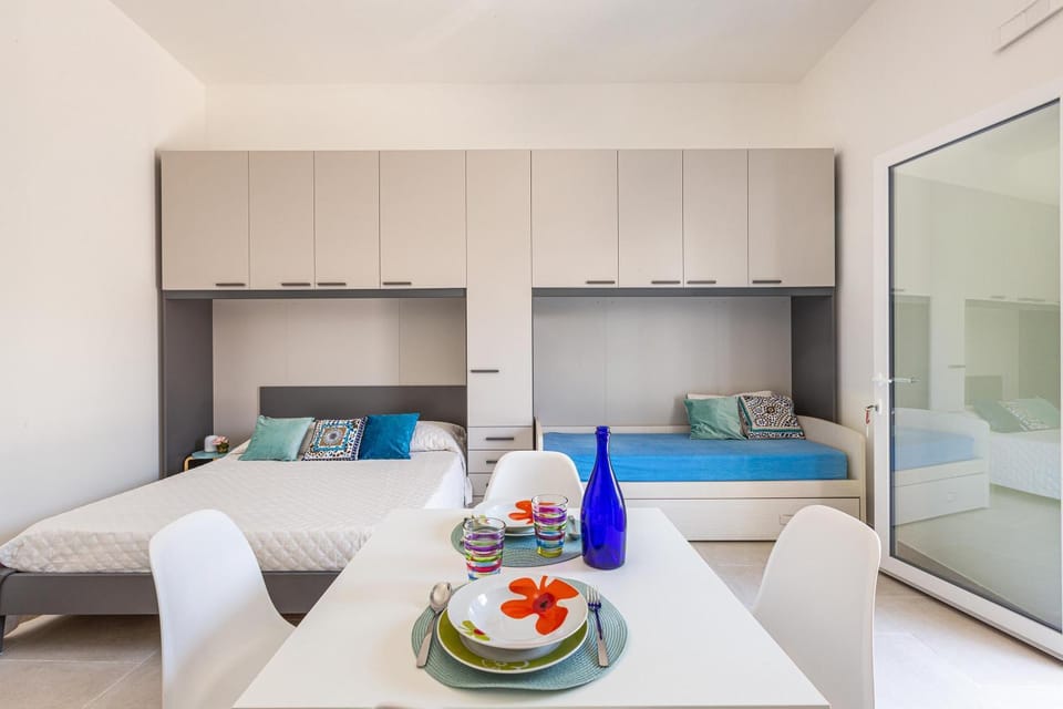 Bed, Kitchen or kitchenette, Living room, Food and drinks, Photo of the whole room, Seating area, Dining area, Bedroom, Food
