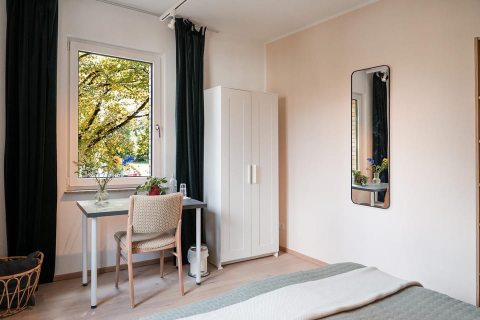 Bedroom, Text overlay