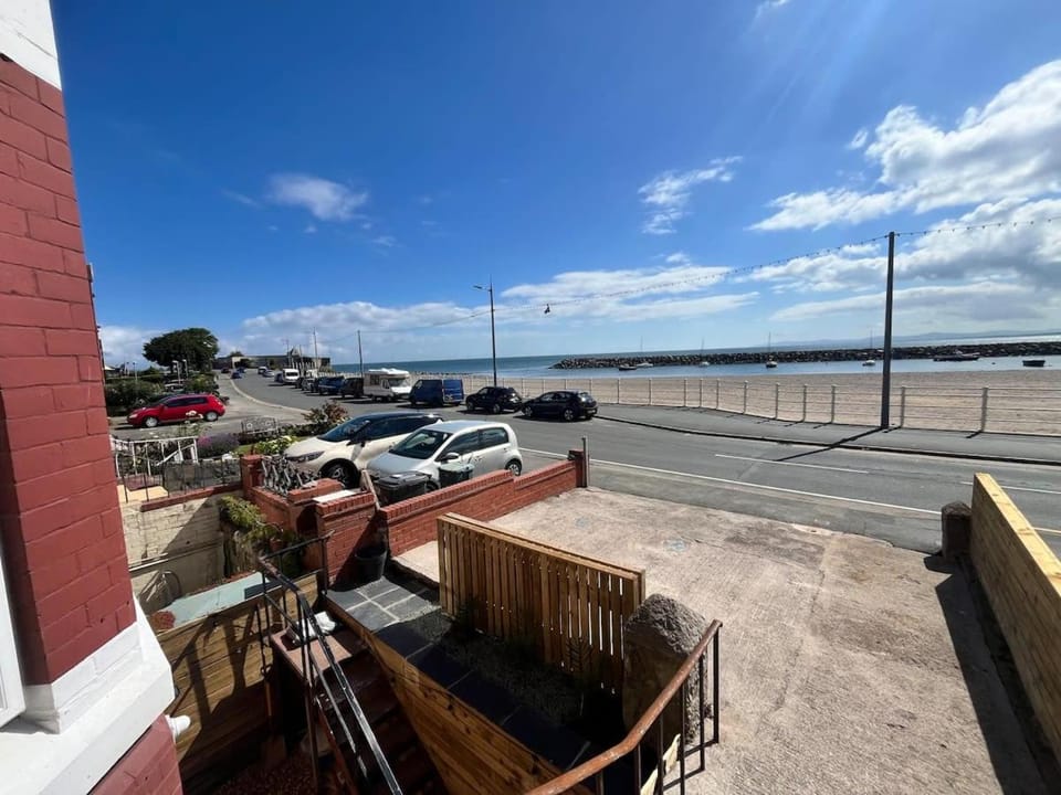 Stunning 2 Bedroom Ground Floor Sea View Apartment Apartment in Rhôs-on-Sea