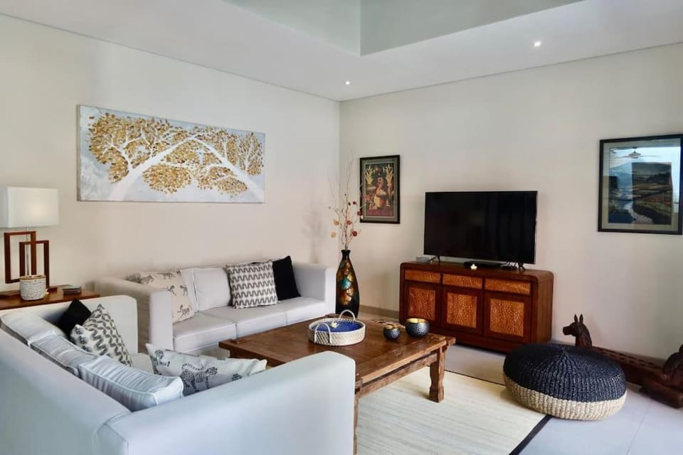 Living room, Seating area, Evening entertainment