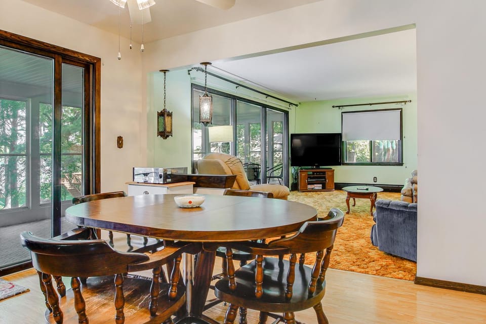 Waterfront Berry Lake Getaway w/ Sunroom! House in Wisconsin