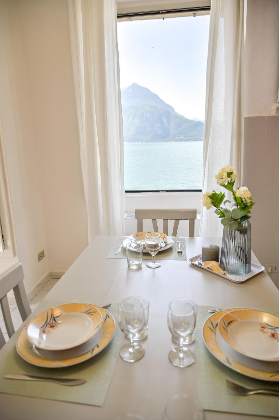 Natural landscape, Food and drinks, Dining area, Food, Lake view, Mountain view, River view