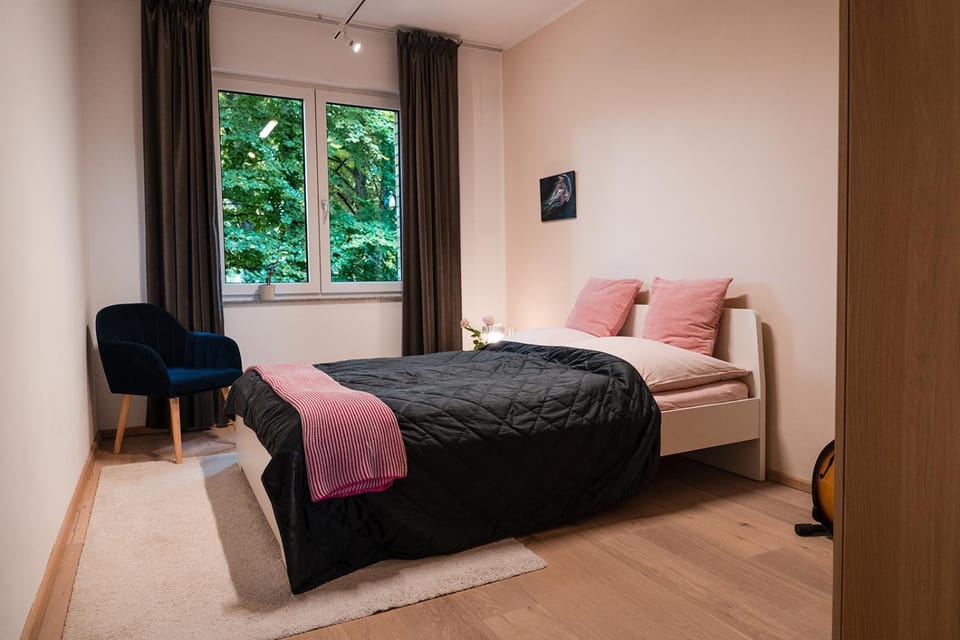 Bed, Photo of the whole room, Seating area, Bedroom