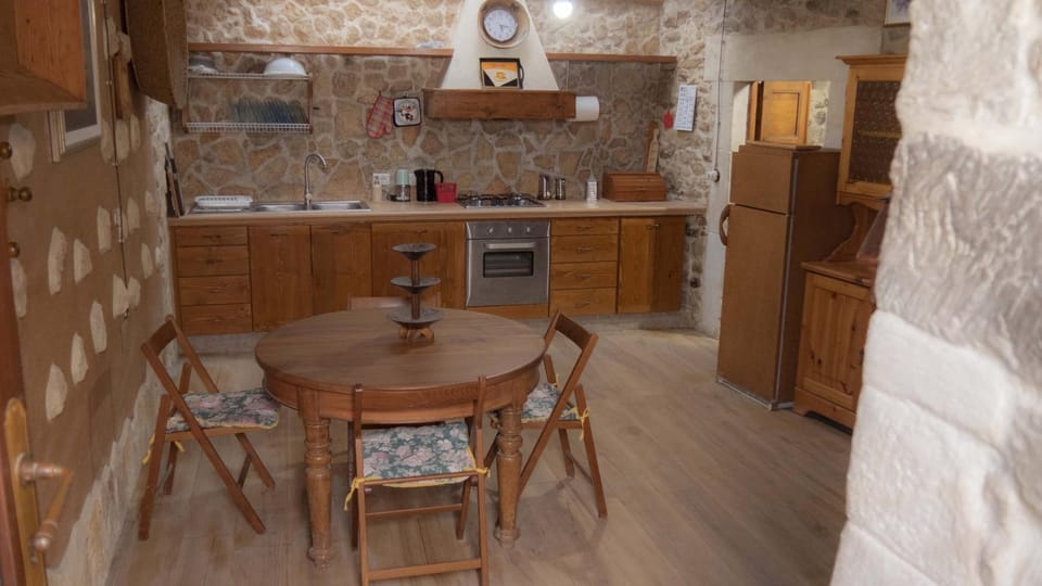Property building, Kitchen or kitchenette, Dining area, dishwasher, oven, stove