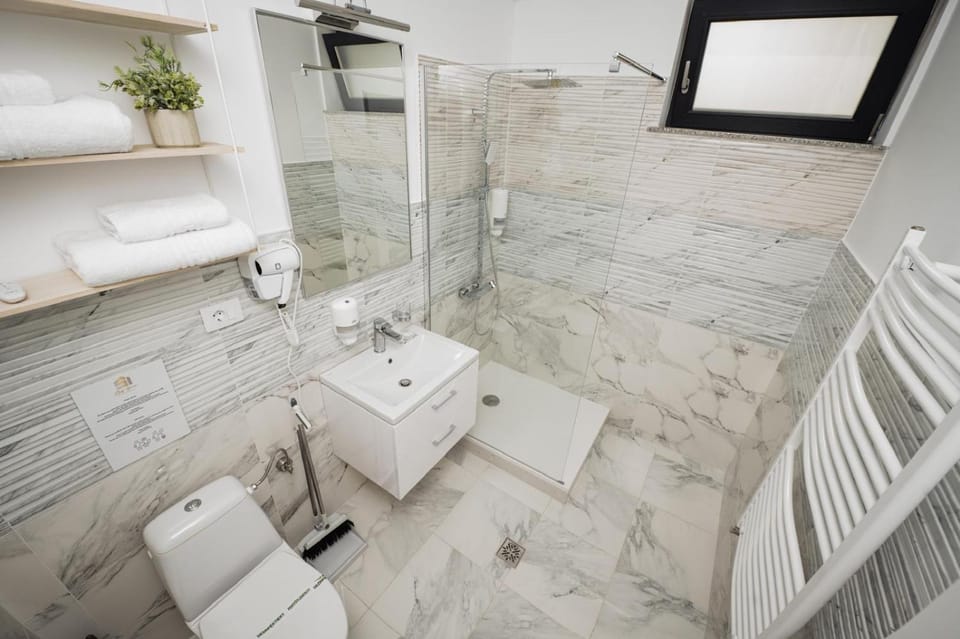 Shower, Toilet, Bathroom, towels