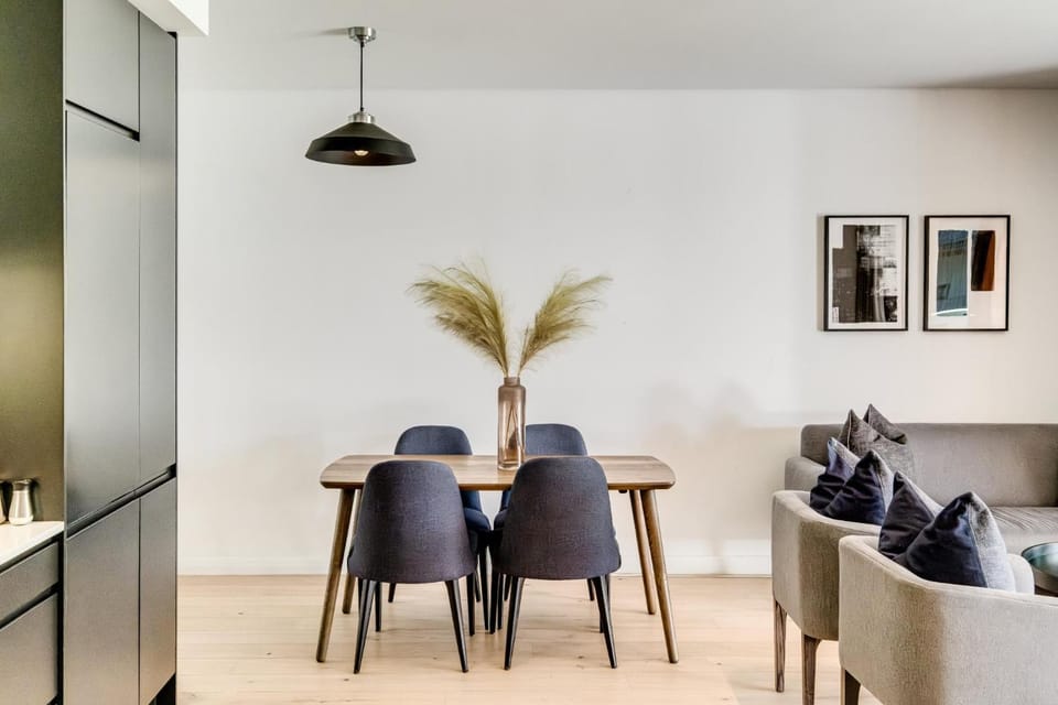 Kitchen or kitchenette, Living room, Seating area, Dining area