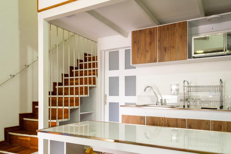 Coffee/tea facilities, Kitchen or kitchenette, Dining area, internet, microwave, storage, stove