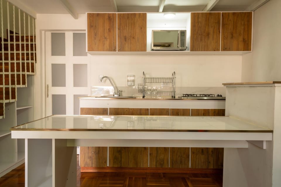 Coffee/tea facilities, Kitchen or kitchenette, Dining area, internet, microwave, storage, stove