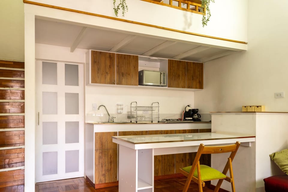 Coffee/tea facilities, Kitchen or kitchenette, Dining area, internet, microwave, storage, stove