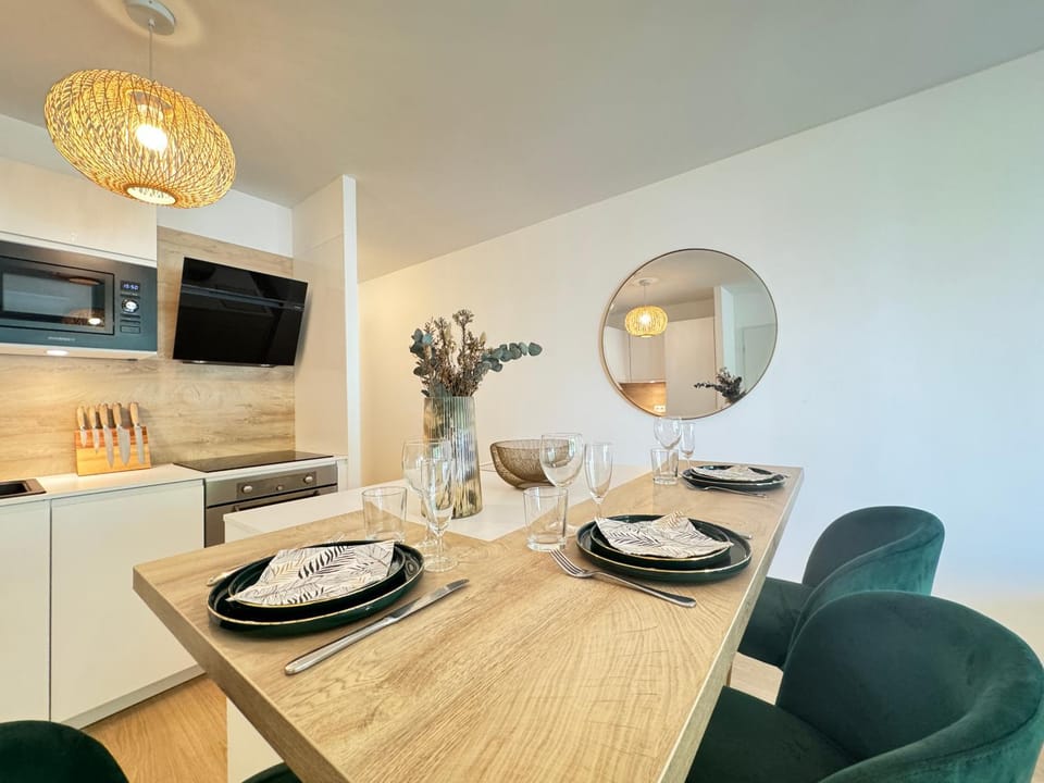 Kitchen or kitchenette, Dining area