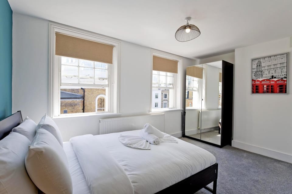 Photo of the whole room, Bedroom, towels