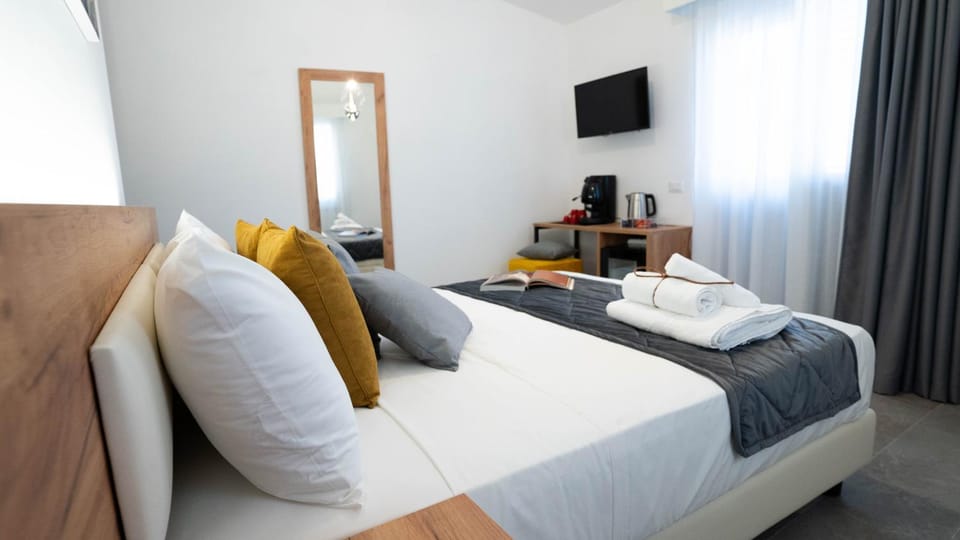 Bed, TV and multimedia, Photo of the whole room, Bedroom