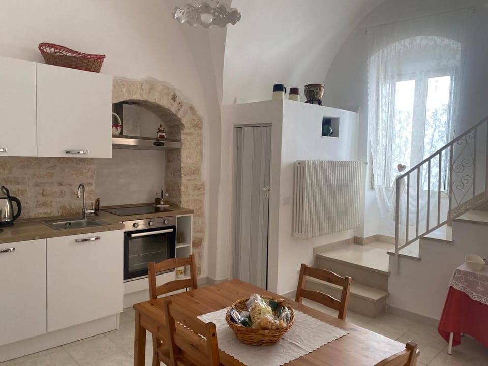 Dining area, oven, stove