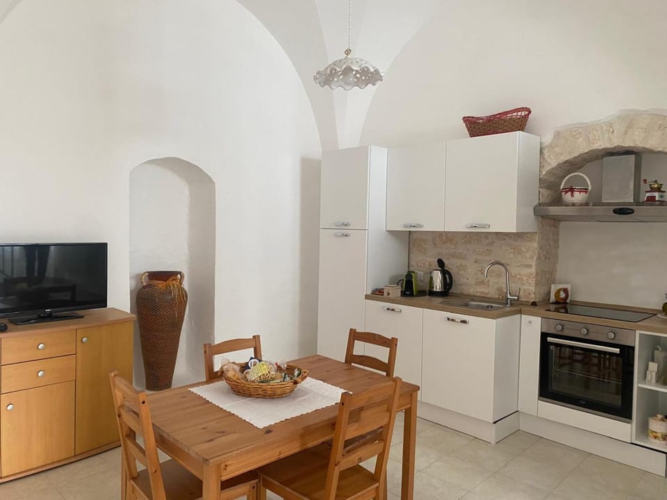Dining area, oven, stove