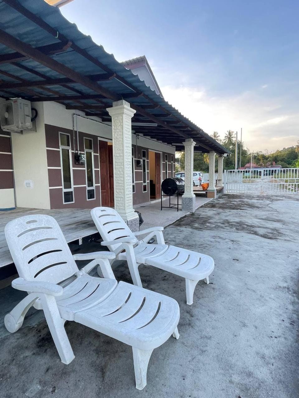 Seating area, Swimming pool, Swimming pool