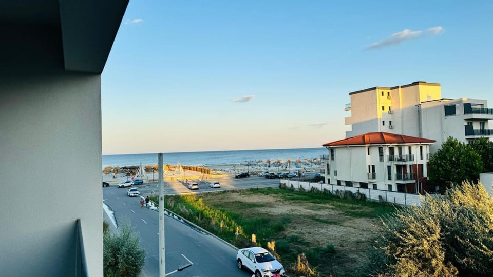 Sea view, Street view