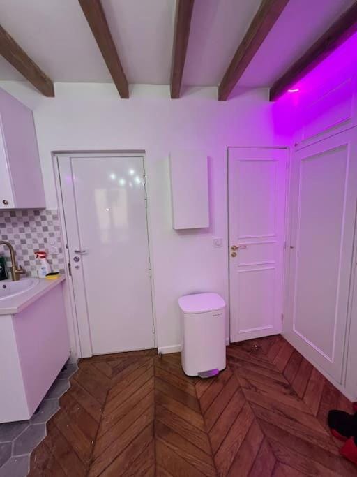 Studio de charme centre paris 10 min de république Apartment in Paris