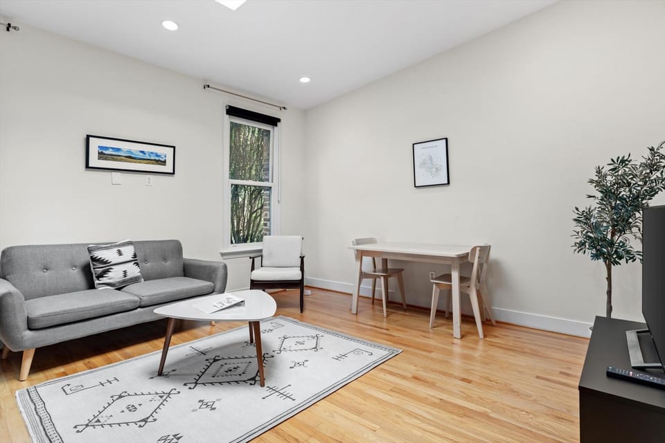 Logan Circle Carriage House 1b-1b Central & Bright House in District of Columbia