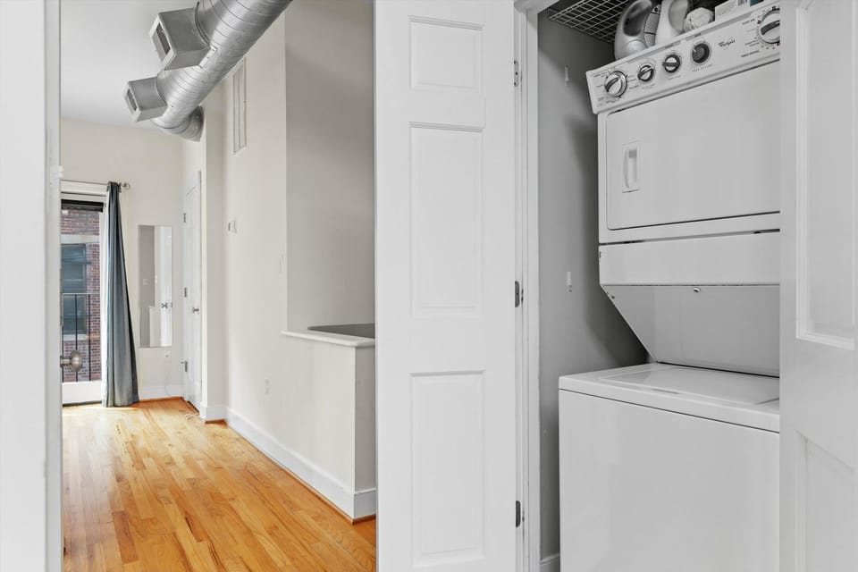 Logan Circle Carriage House 1b-1b Central & Bright House in District of Columbia