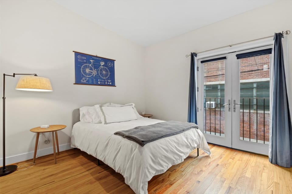 Logan Circle Carriage House 1b-1b Central & Bright House in District of Columbia