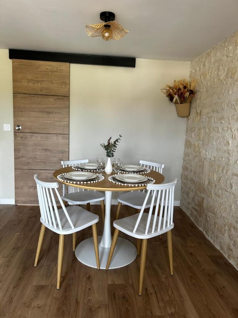 Seating area, Dining area