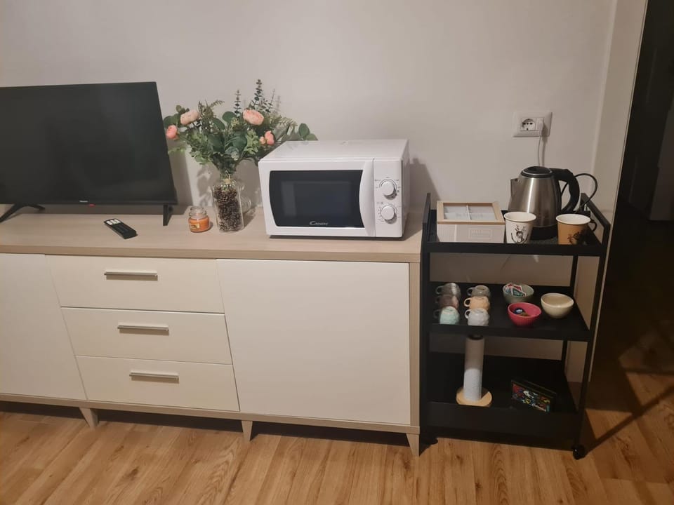 Coffee/tea facilities, oven