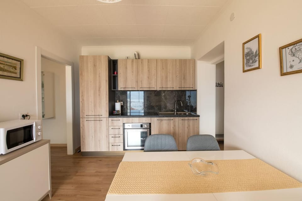 Kitchen or kitchenette, Living room, Seating area, Dining area, oven, stove