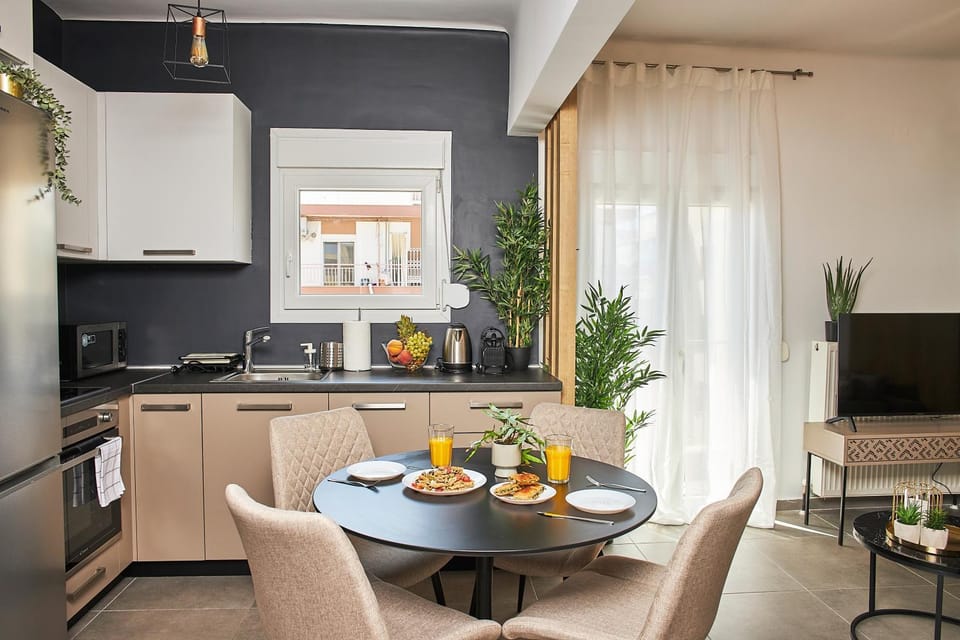 Coffee/tea facilities, Kitchen or kitchenette, Dining area, oven, stove, toaster