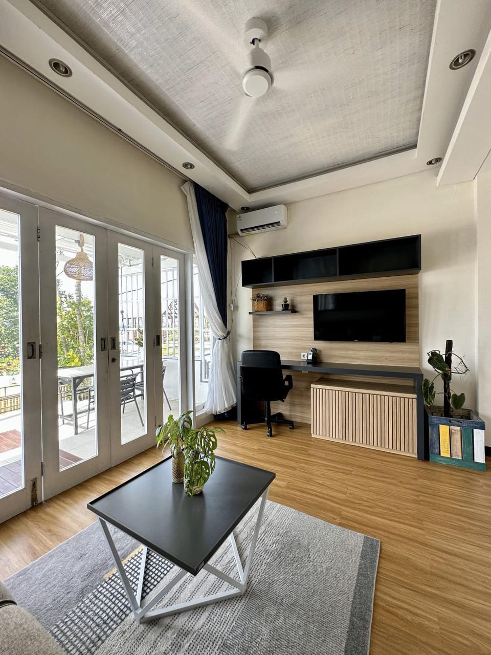 TV and multimedia, Living room, Seating area, Dining area