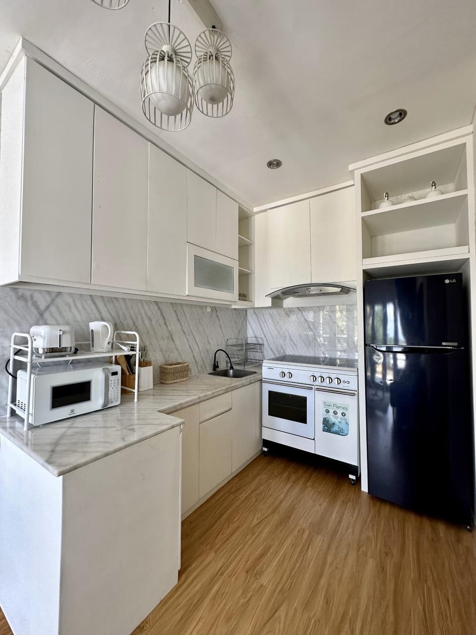 Coffee/tea facilities, Kitchen or kitchenette, oven, stove, toaster