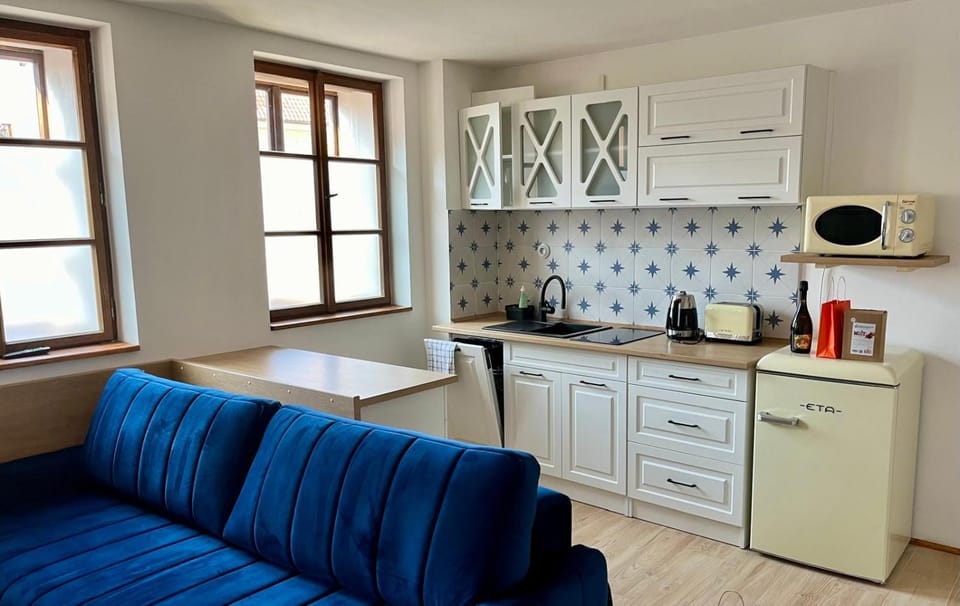 Coffee/tea facilities, Kitchen or kitchenette, stove, toaster