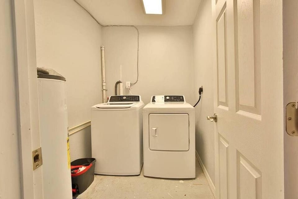 Home With Fenced Yard, Hot tub, Grill and 3 King Beds! House in Sarasota