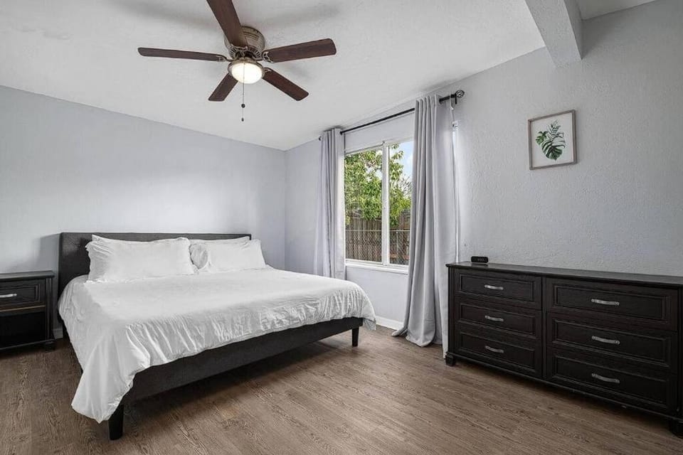Home With Fenced Yard, Hot tub, Grill and 3 King Beds! House in Sarasota