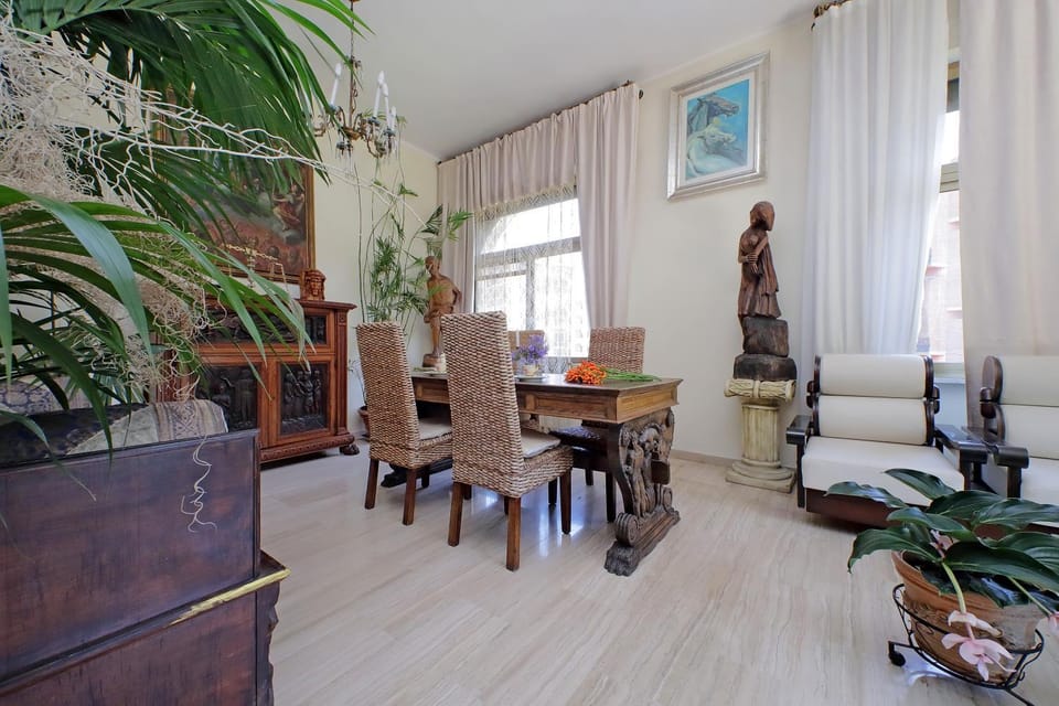 Seating area, Dining area