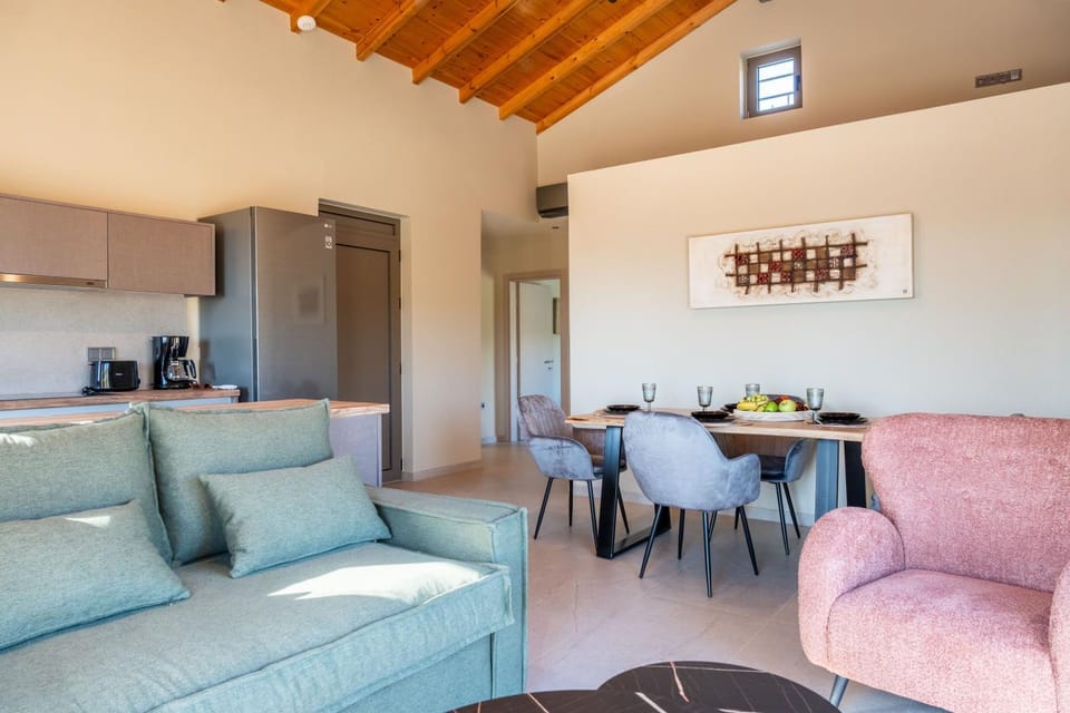 Kitchen or kitchenette, Seating area, Dining area