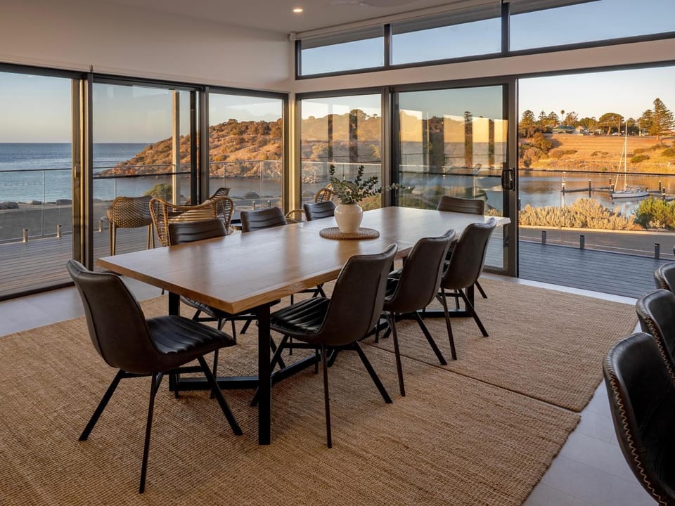 Nearby landmark, Natural landscape, View (from property/room), Balcony/Terrace, Dining area, Sea view, Sea view