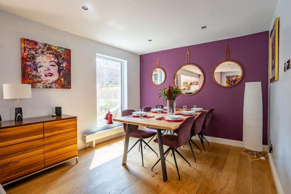 Seating area, Dining area