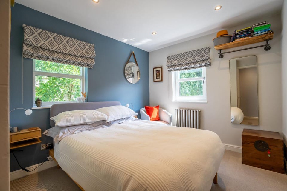 Bed, Seating area, Bedroom