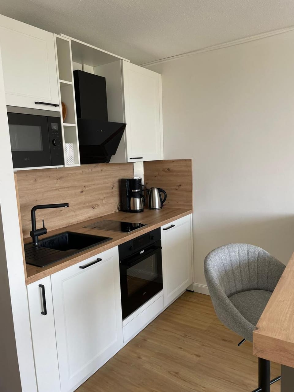 Kitchen or kitchenette, Dining area, stove